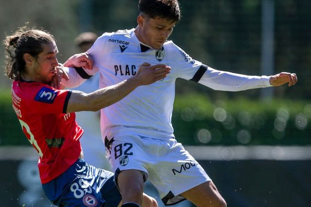 Francisco Dias, aqui em ação na equipa B, esteve no banco no jogo frente ao Benfica - Foto: Vitória de Guimarães