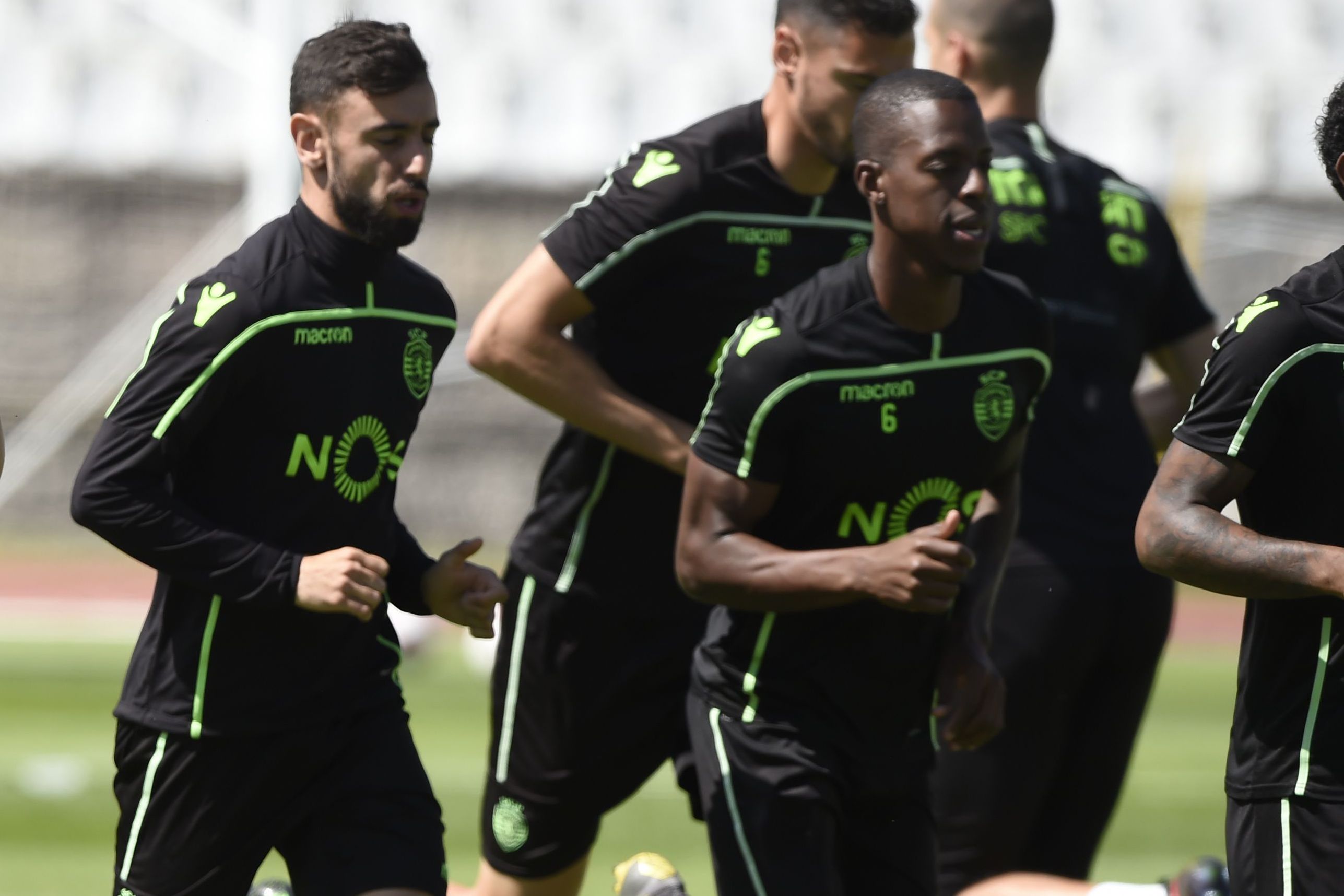 Bruno Fernandes e Cristian Borja de leão ao peito - Foto: A BOLA