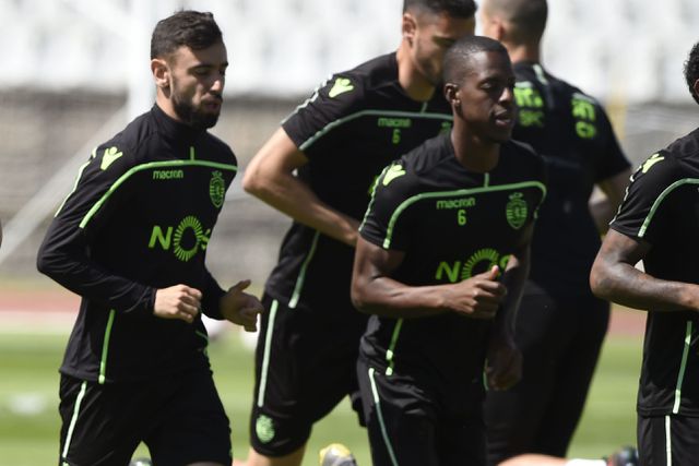 Bruno Fernandes e Cristian Borja de leão ao peito - Foto: A BOLA