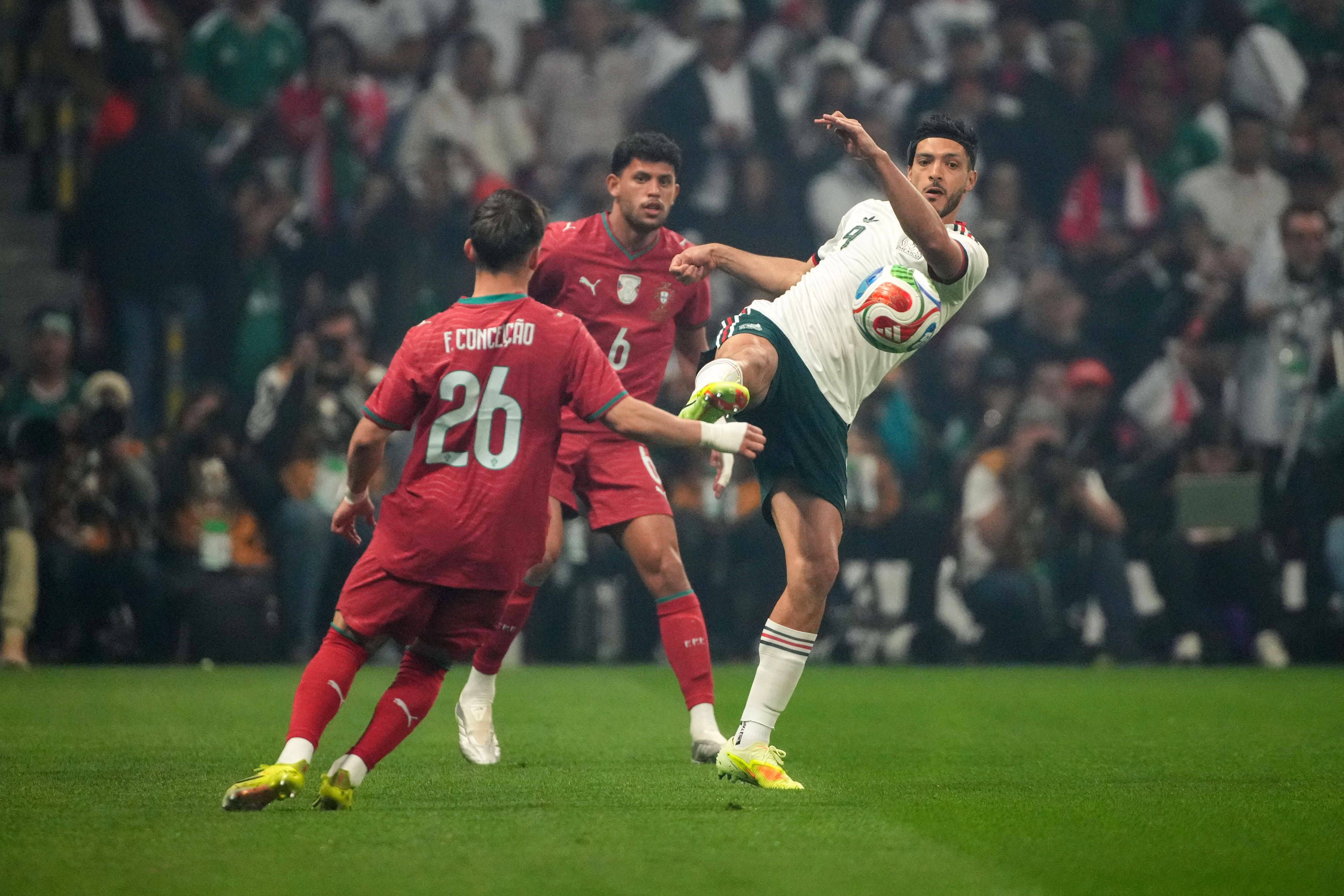 O ex-Benfica Raúl Jiménez foi titular no México. Foto: IMAGO (México-Portugal)