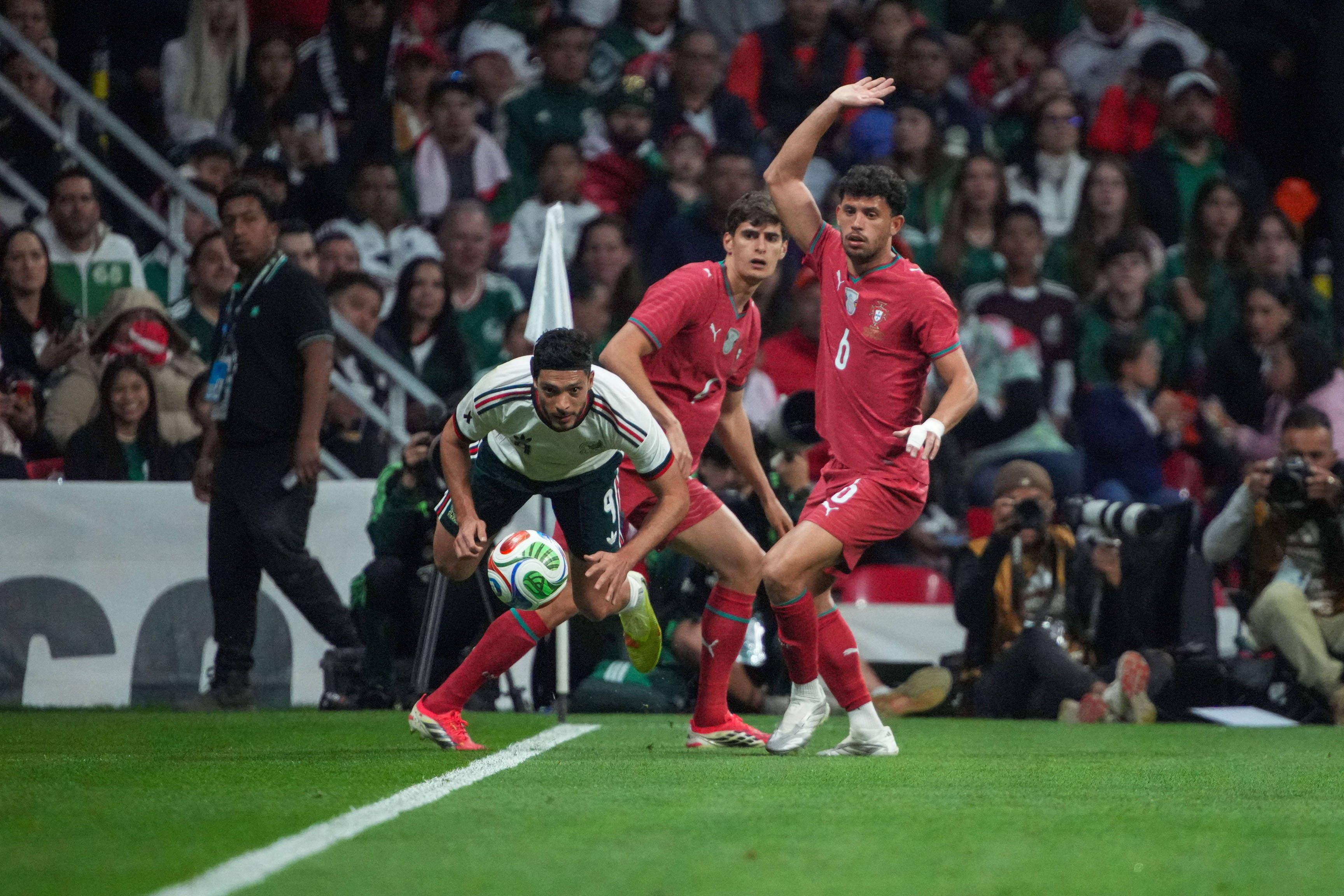 Matheus Nunes e Jiménez disputam a posse. Foto: IMAGO (México-Portugal)