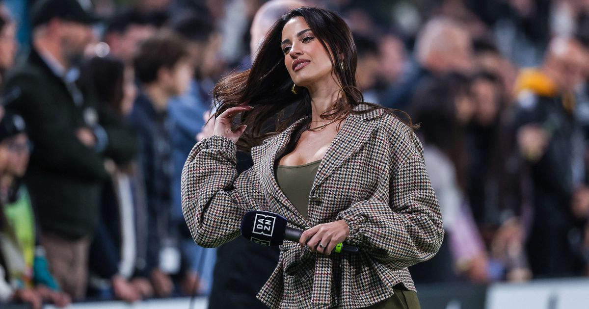 Apresentadora da DAZN encanta fãs ao lado de estrela do Milan (fotos)