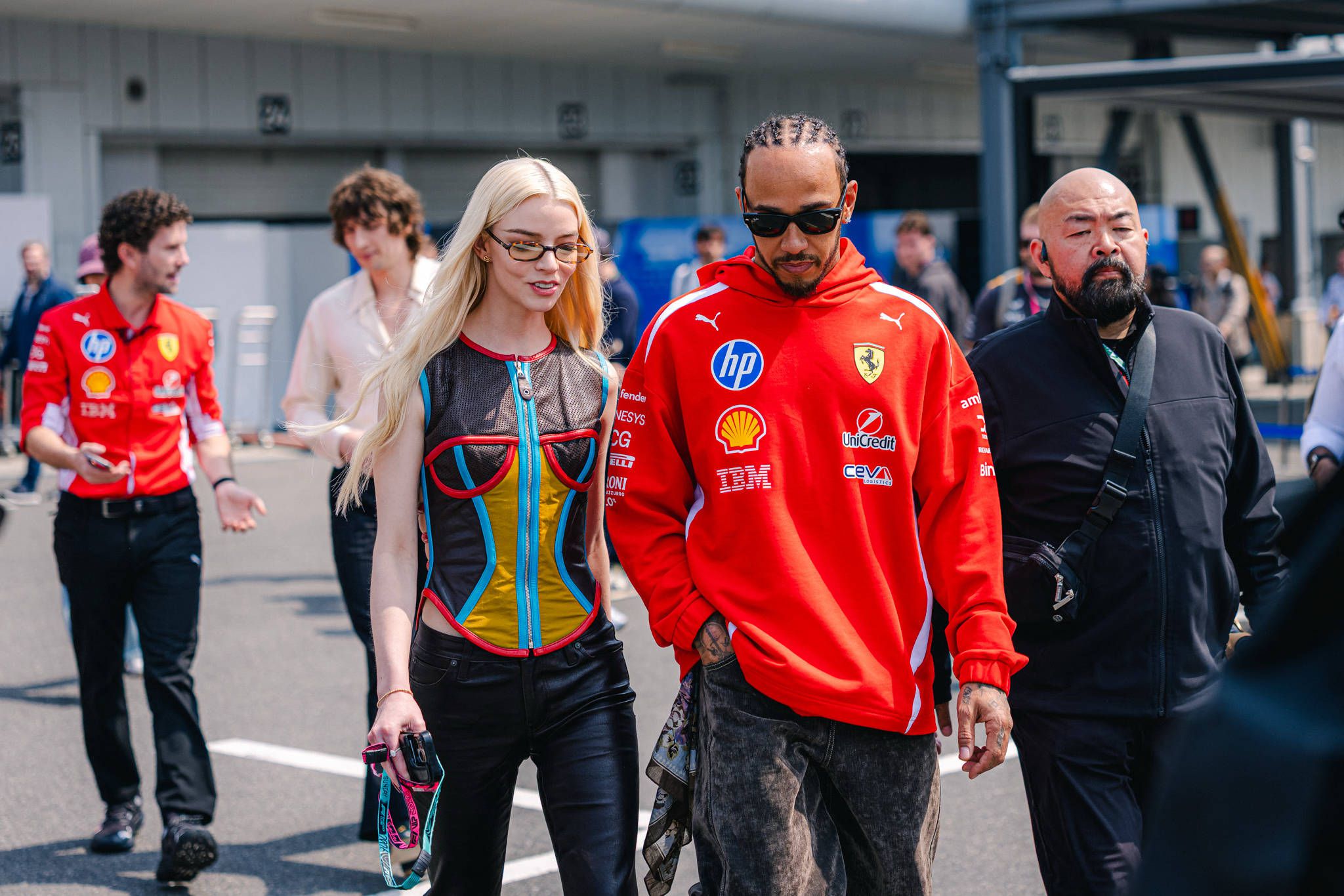 Anya Taylor-Joy e Lewis Hamilton em Suzuka (IMAGO)