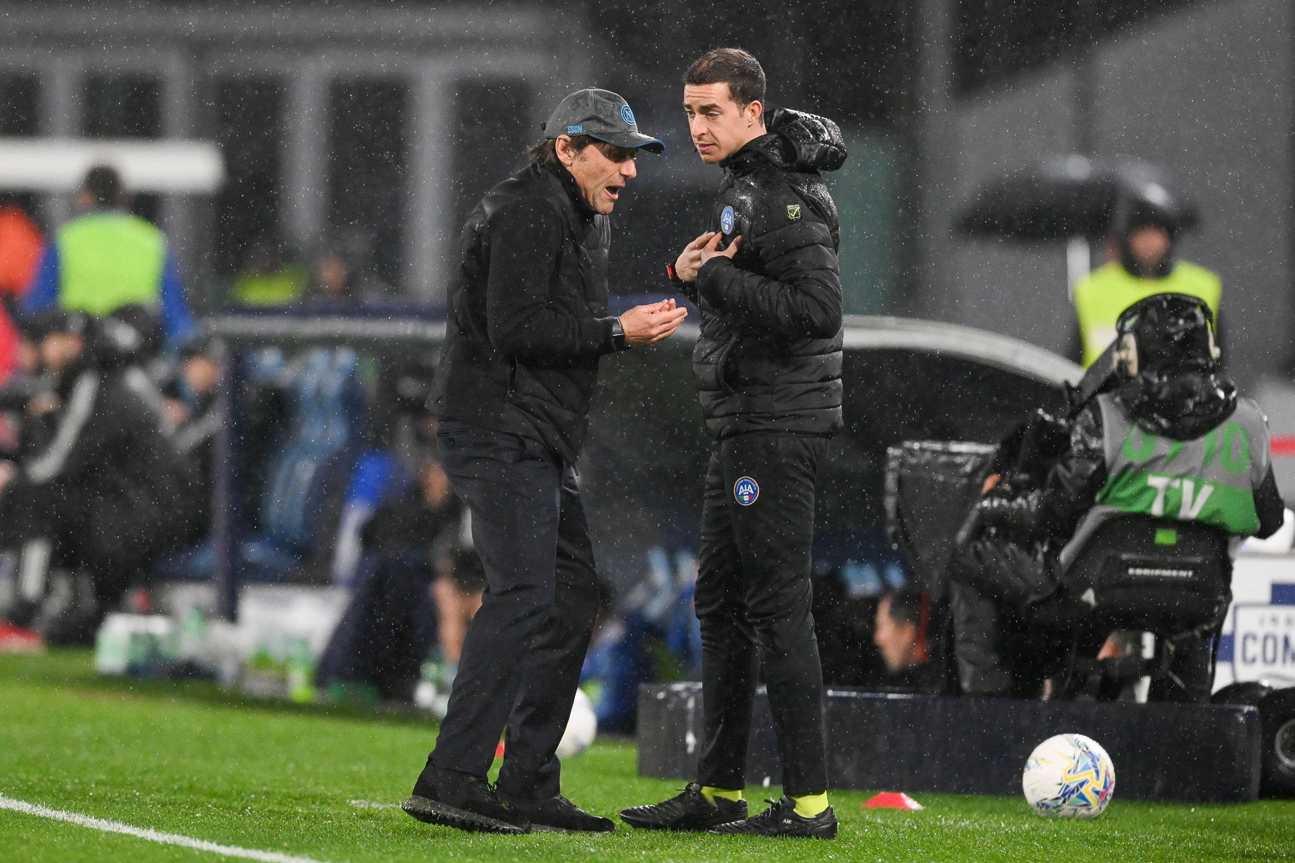 Antonio Conte, treinador do Nápoles, insultou árbitro, mas escapa à suspensão
