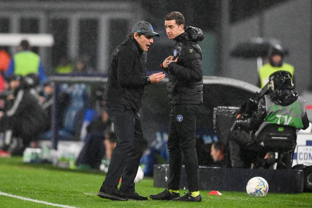 Antonio Conte, treinador do Nápoles, insultou árbitro, mas escapa à suspensão