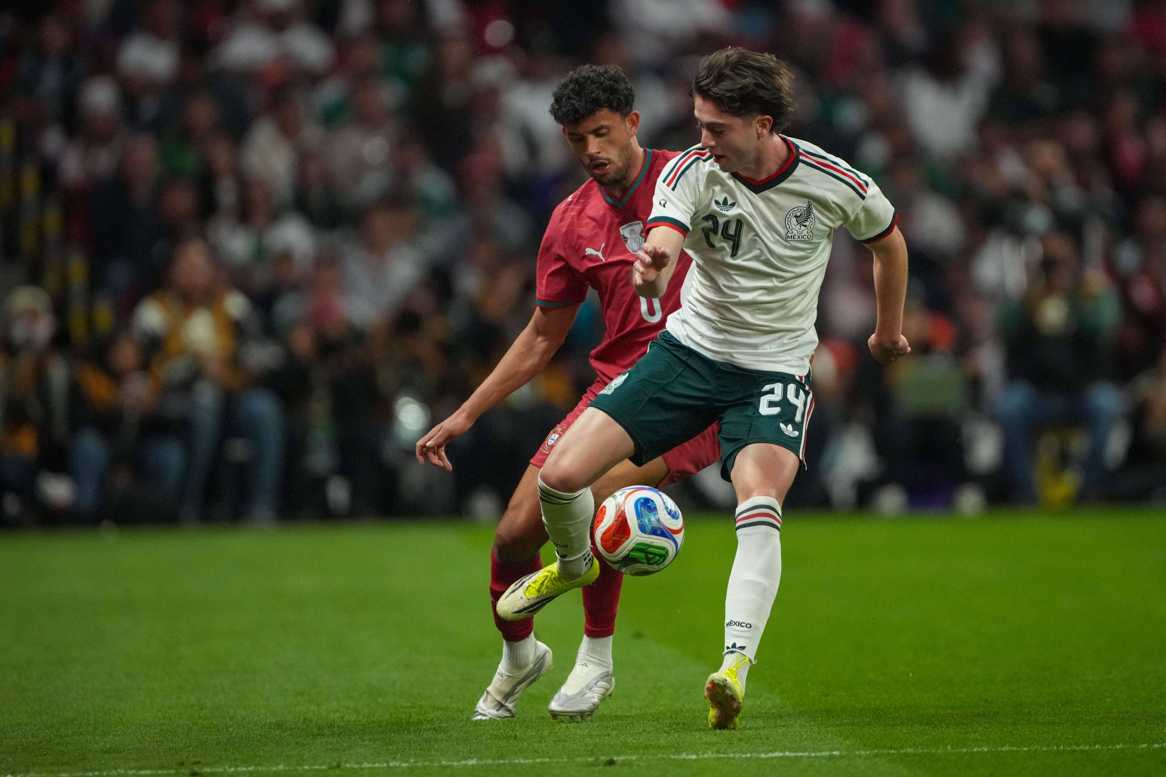 Duelo entre Matheus Nunes e Brian Gutiérrez. Foto: IMAGO (México-Portugal)