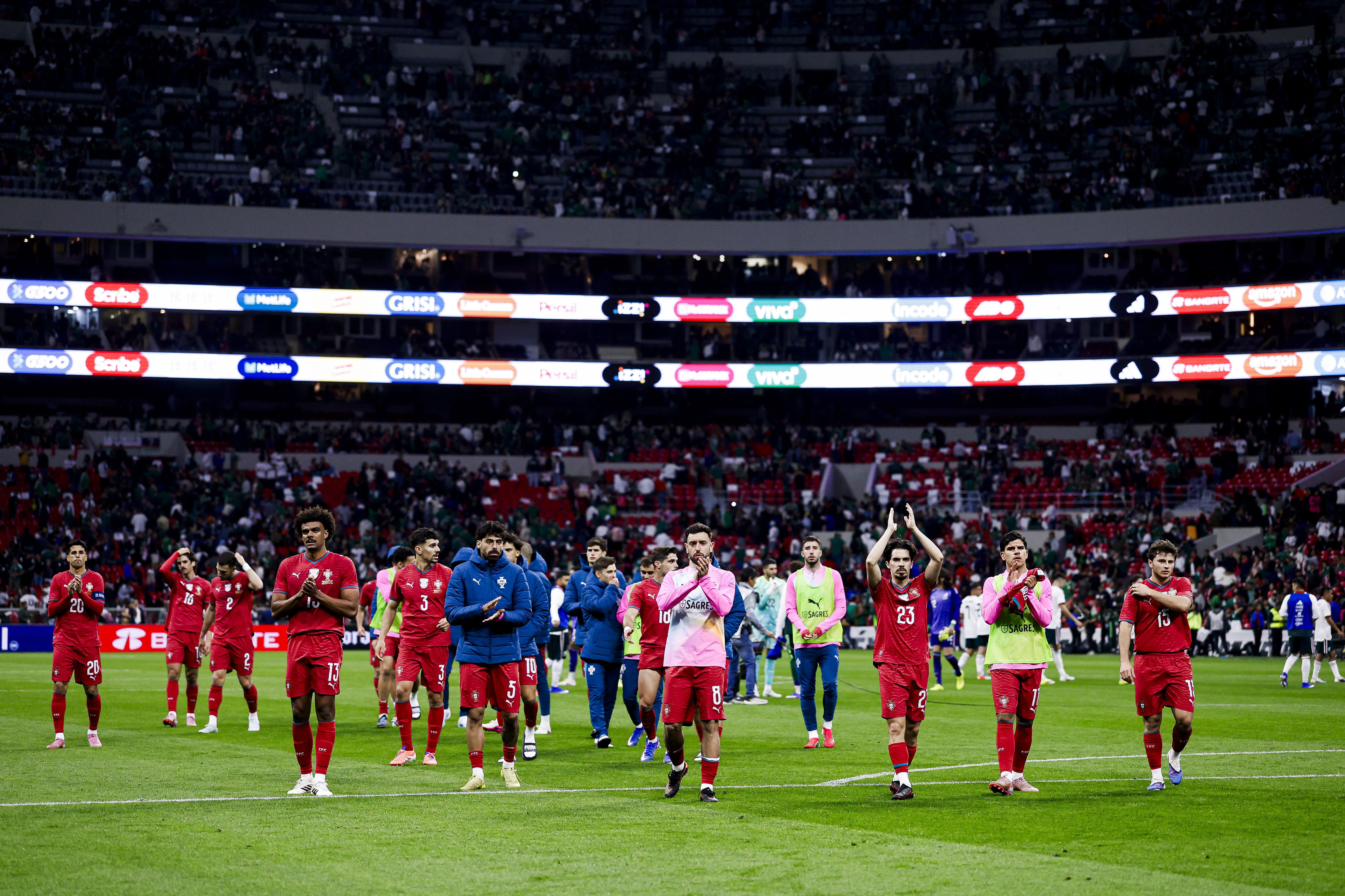 Jogadores da Seleção agradecem o apoio dos adeptos. Foto: FPF (México-Portugal)