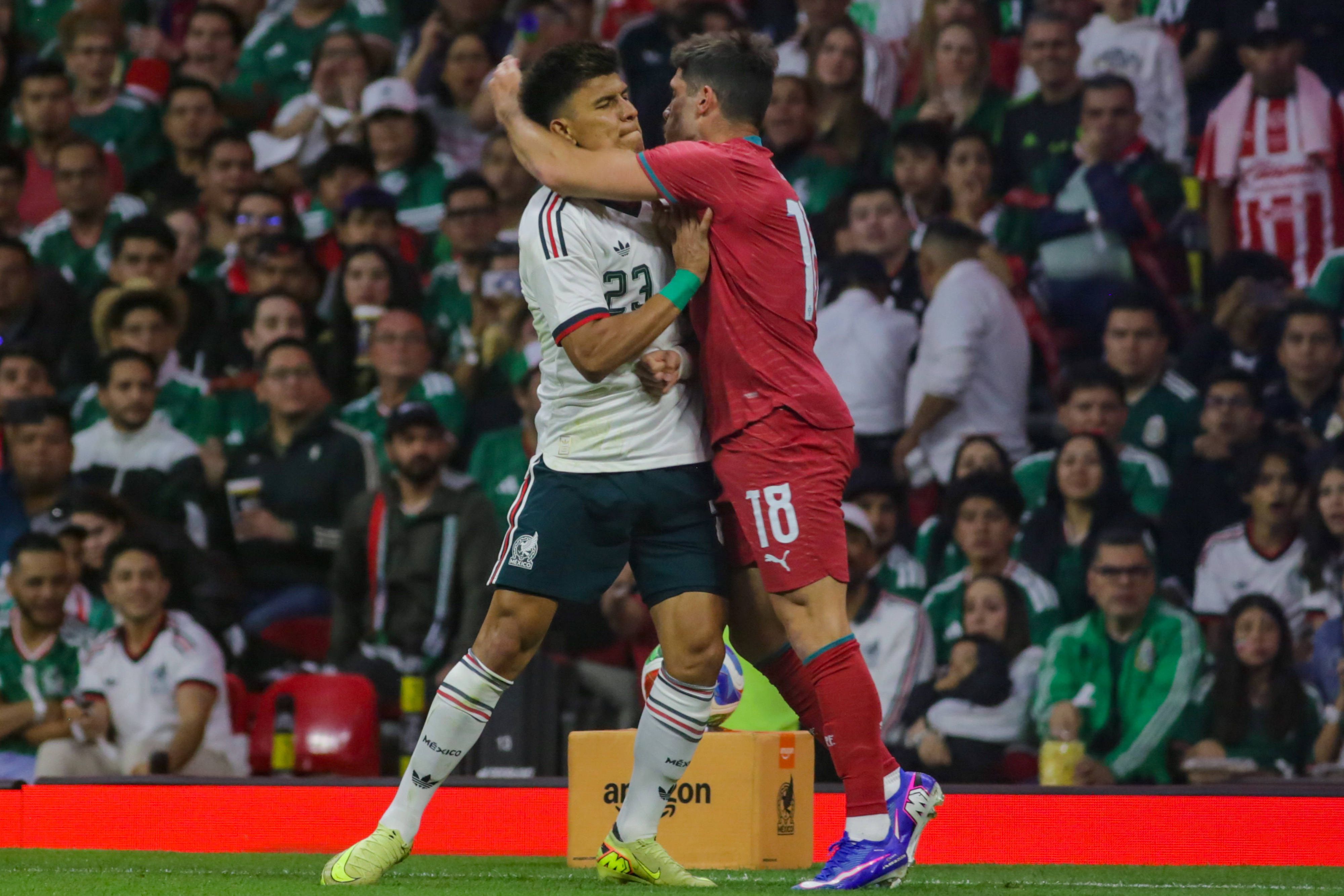 Pedro Neto 'pegado' com Jesús Gallardo - foto: IMAGO