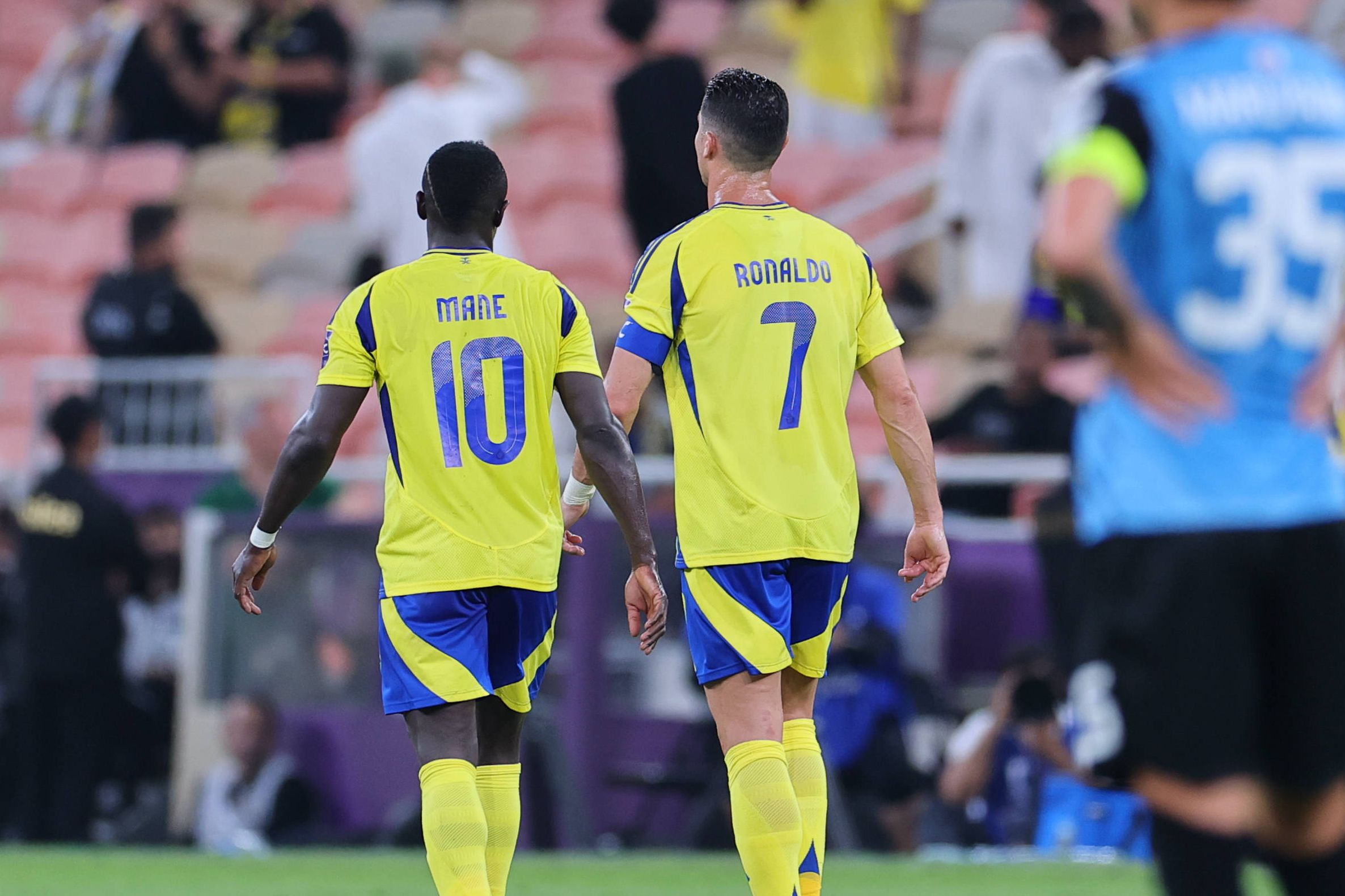 Cristiano Ronaldo ao lado do parceiro de ataque, Sadio Mané