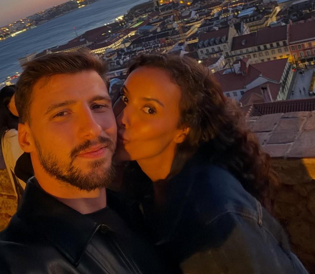 Rúben Dias  com Maya Jama