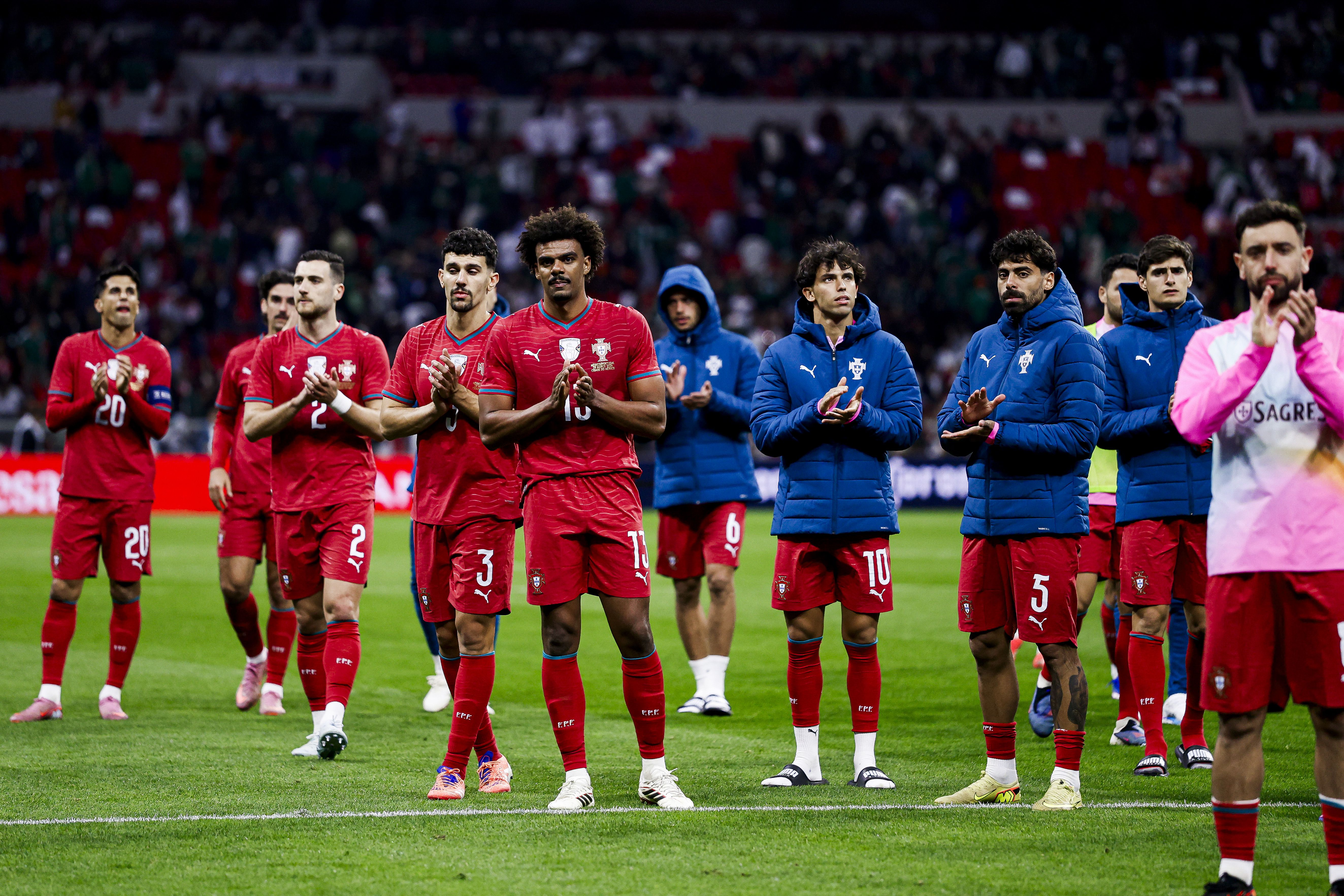Jogadores da Seleção agradecem o apoio dos adeptos. Foto: FPF (México-Portugal)