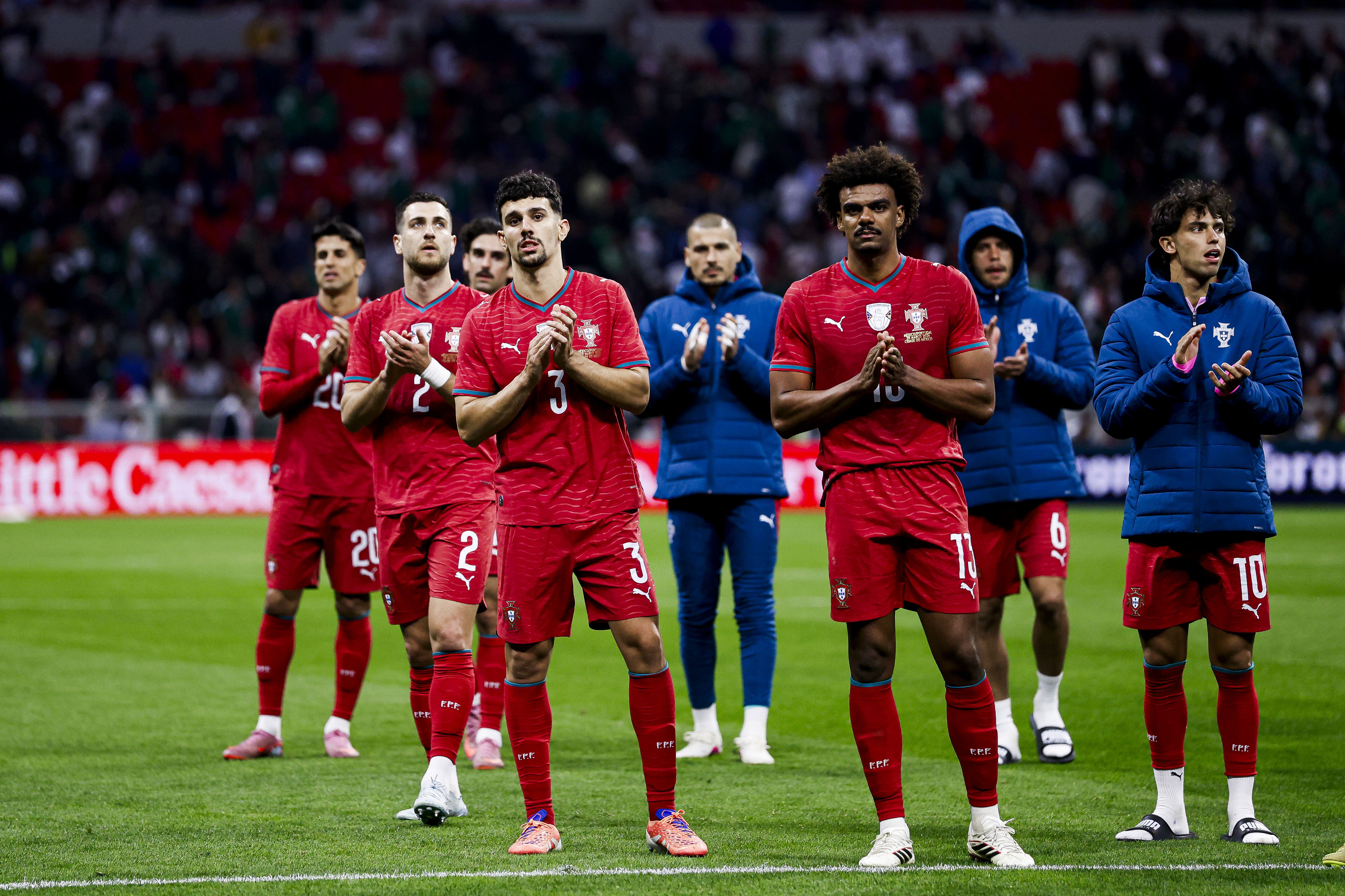 Jogadores da Seleção agradecem o apoio dos adeptos. Foto: FPF (México-Portugal)