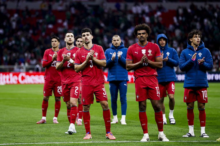 Jogadores da Seleção agradecem o apoio dos adeptos. Foto: FPF (México-Portugal)