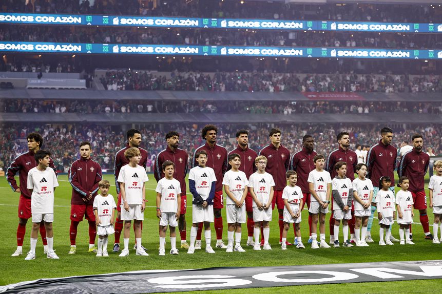 Jogadores da Seleção Nacional perfilados no Azetca. Foto: FPF (México-Portugal)