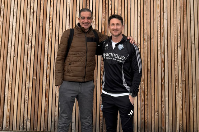 Renato Paiva ao lado do adjunto de Fàbregas, Ferran Carreras, em Como - Foto: D.R.