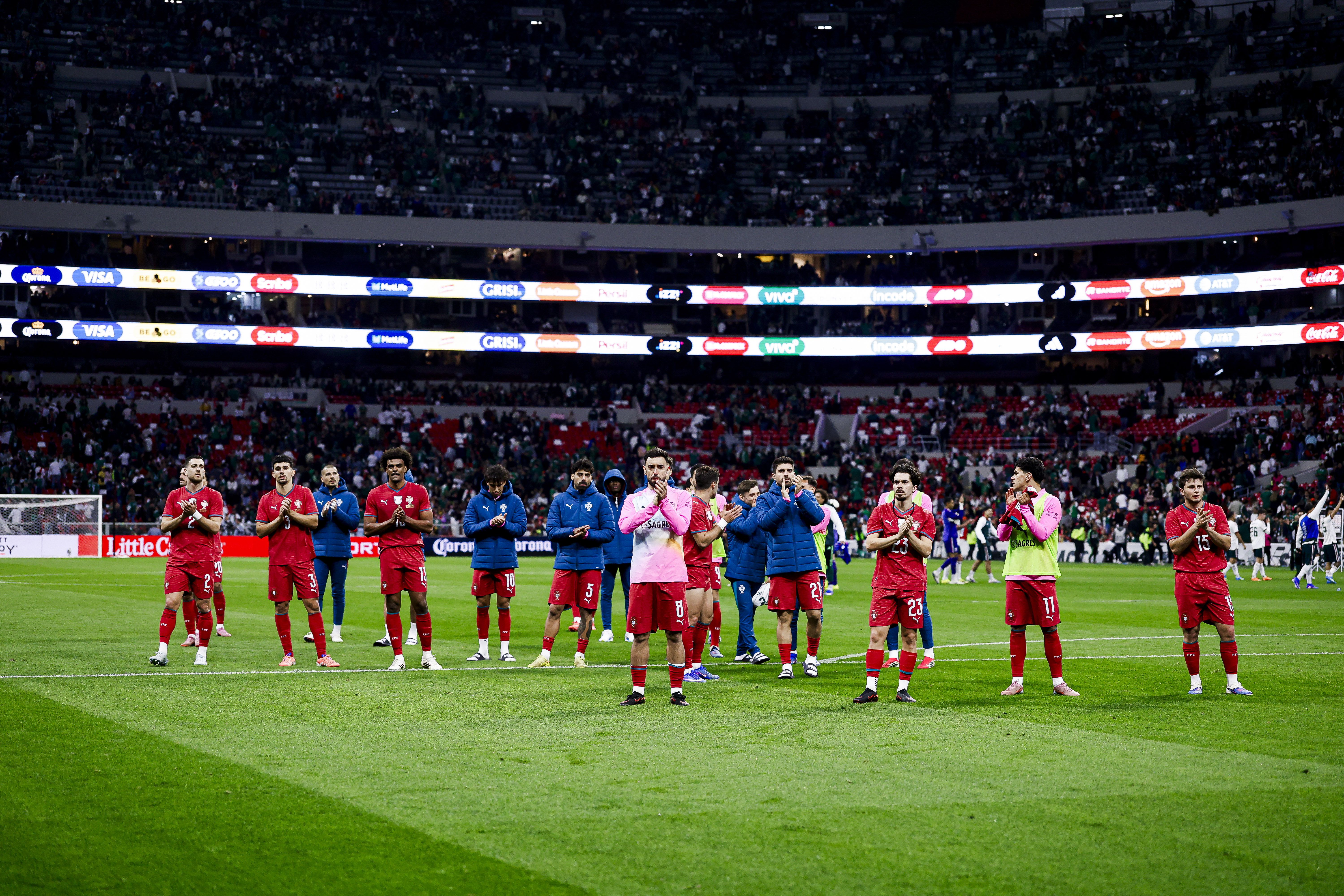 Jogadores da Seleção agradecem o apoio dos adeptos. Foto: FPF (México-Portugal)