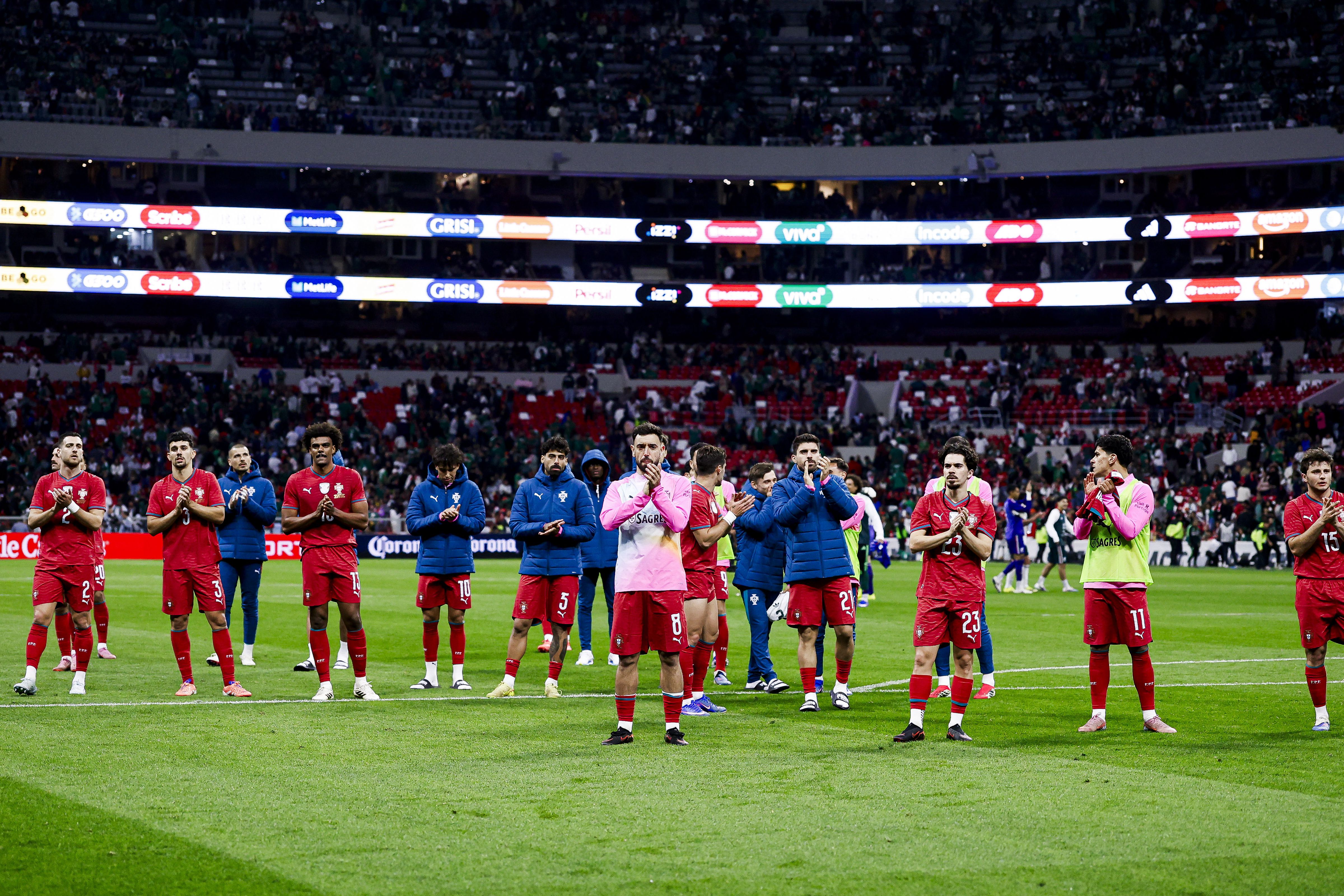 Jogadores da Seleção agradecem o apoio dos adeptos. Foto: FPF (México-Portugal)