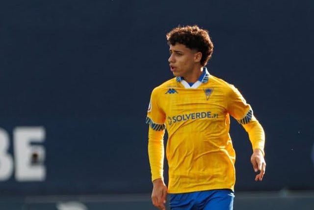 Gonçalo Fernandes segue os passos do pai, o antigo jogador Jorge Silas, e será aposta no Estoril. Foto: Estoril Praia SAD