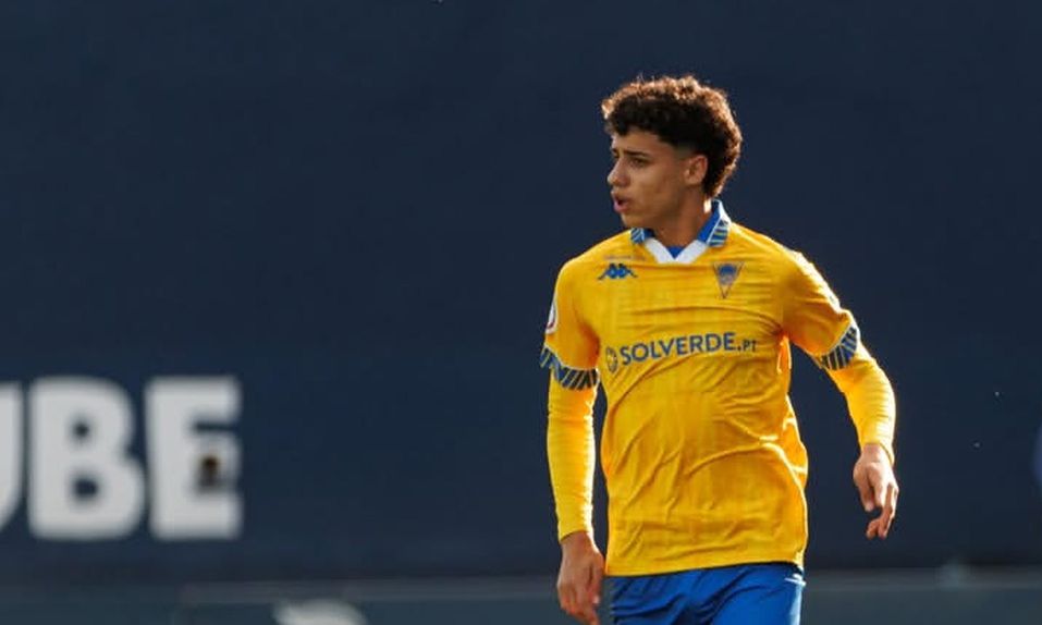 Gonçalo Fernandes segue os passos do pai, o antigo jogador Jorge Silas, e será aposta no Estoril. Foto: Estoril Praia SAD