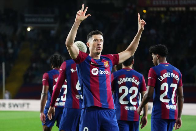 Lewandowski pede mais oportunidades de golo aos colegas: «Tenho apenas 16…»