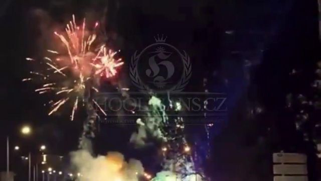 A receção dos adeptos do Sporting aos jogadores com fogo de artifício