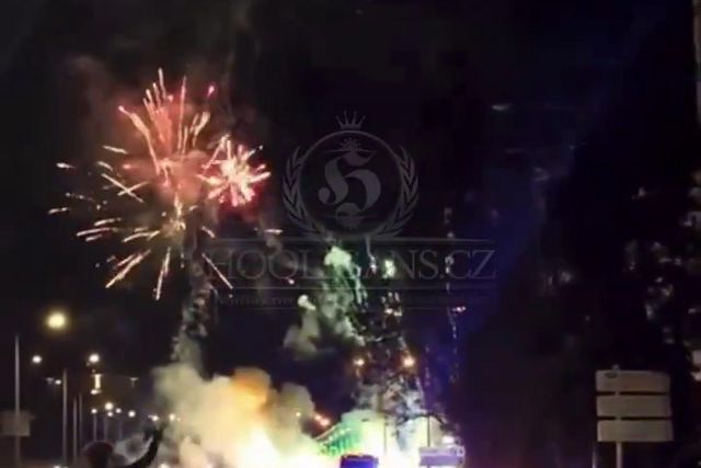 A receção dos adeptos do Sporting aos jogadores com fogo de artifício