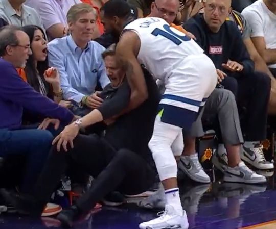 NBA (vídeo): Abalroa o treinador e provoca-lhe rotura num joelho