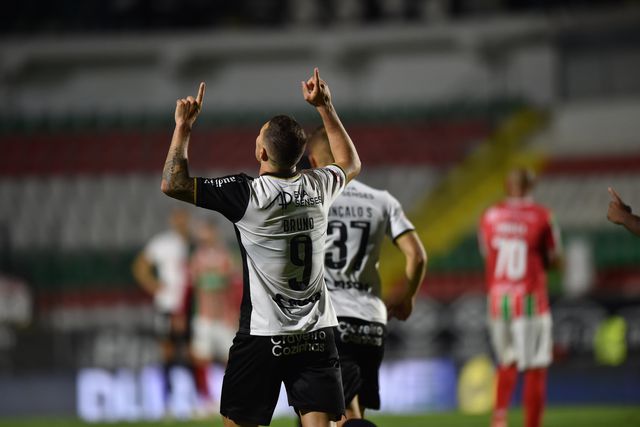 Farense vence na Amadora e vê permanência mais perto