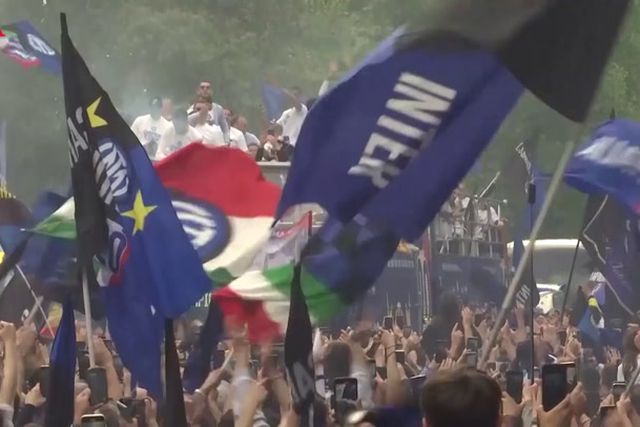 Equipa do Inter festeja título nas ruas de Milão
