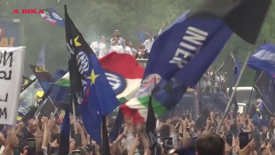 Equipa do Inter festeja título nas ruas de Milão