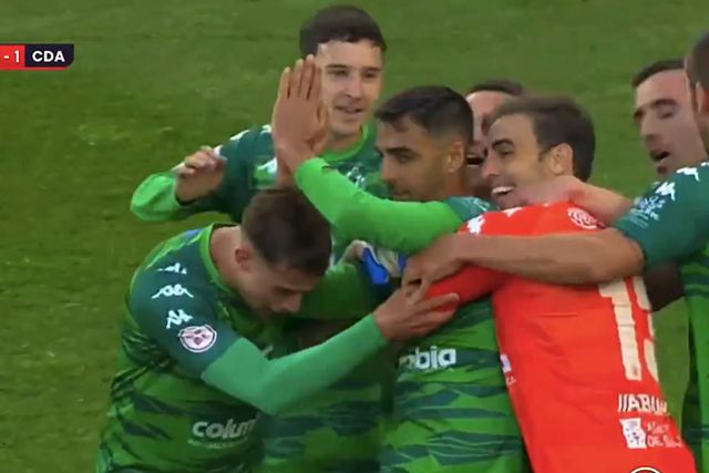 Vídeo: Treinador de guarda-redes foi inscrito para jogar e quase marcou