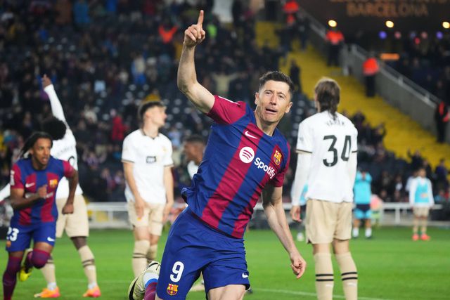 Hat-trick de Lewandowski dá triunfo ao Barcelona e Liga dos Campeões está garantida