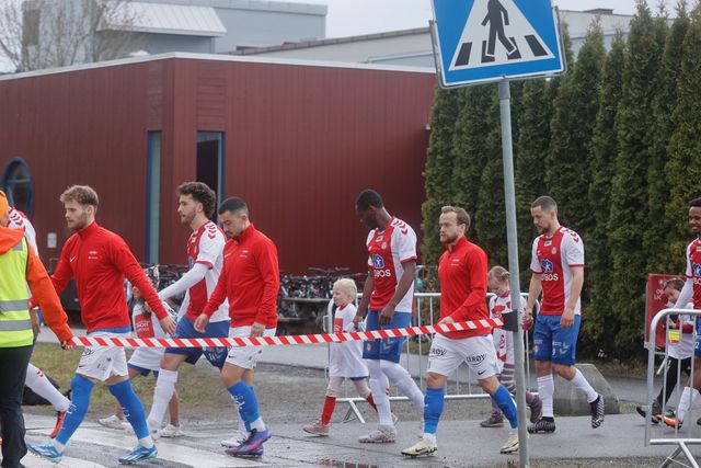 Entrada no estádio do KFUM Oslo é feita pela passadeira