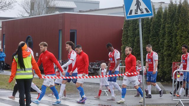 Entrada no estádio do KFUM Oslo é feita pela passadeira