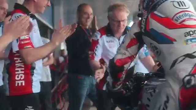 Miguel Oliveira aplaudido na garagem da Trackhouse após 8.º lugar em Jerez