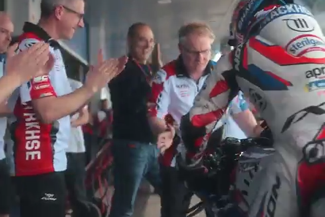 Miguel Oliveira aplaudido na garagem da Trackhouse após 8.º lugar em Jerez