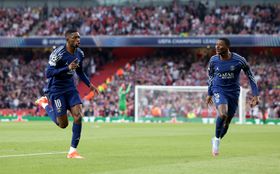 Dembélé deixa PSG na frente nas 'meias' da Champions