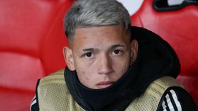 Benfica: Prestianni faz sorrir crianças em Buenos Aires