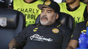 Médico recorda «comportamento autodestrutivo» de Maradona