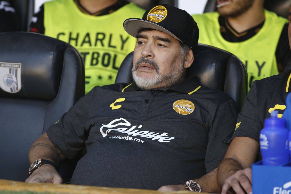 Médico recorda «comportamento autodestrutivo» de Maradona