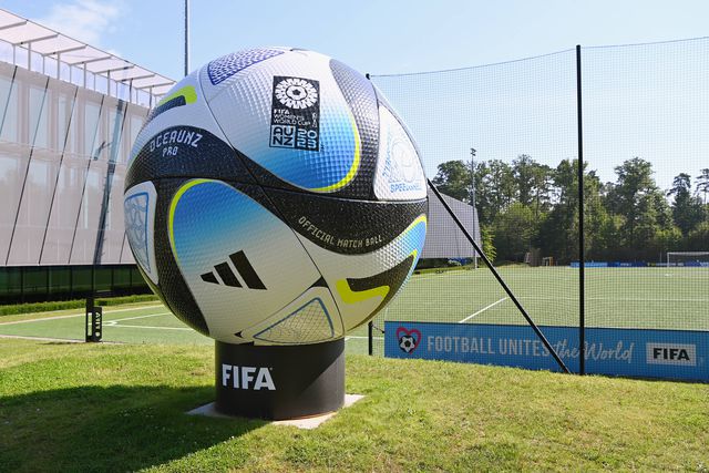 Imagem de uma bola num pedestal com o nome FIFA em destaque