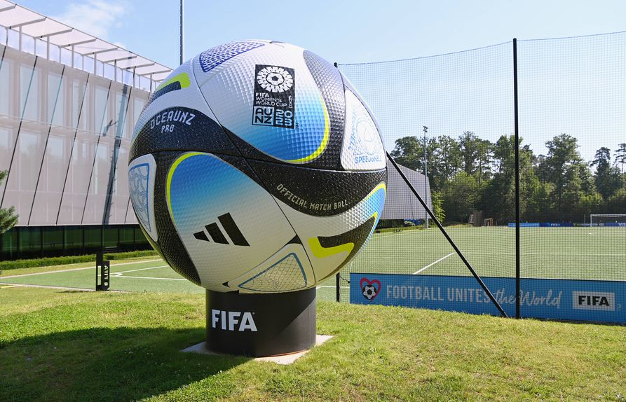 Imagem de uma bola num pedestal com o nome FIFA em destaque