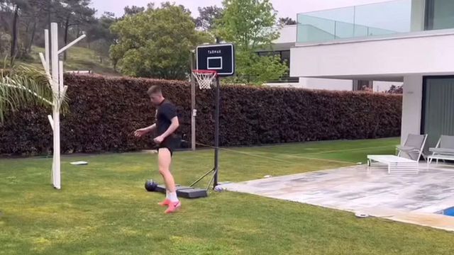 Guarda-redes do Benfica não tira o pé