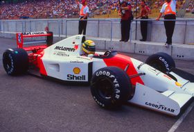 Capacete de momento histórico de Ayrton Senna vendido por valor astronómico