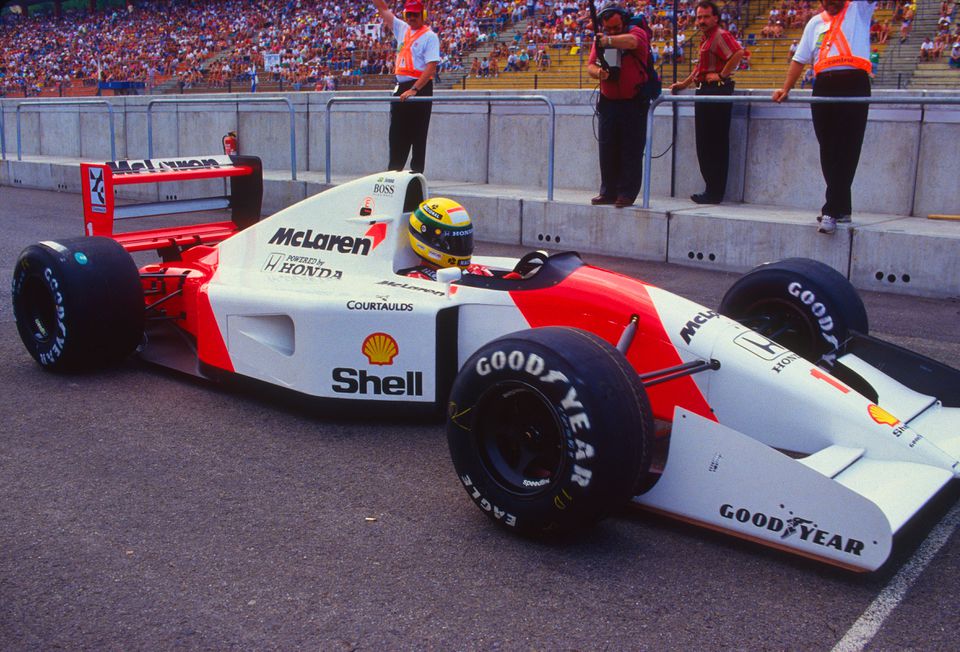 Capacete de momento histórico de Ayrton Senna vendido por valor astronómico