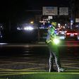 Um agente da Polícia de Segurança Pública (PSP) auxilia os automobilistas no Campo Pequeno, em Lisboa. ANTÓNIO PEDRO SANTOS/LUSA