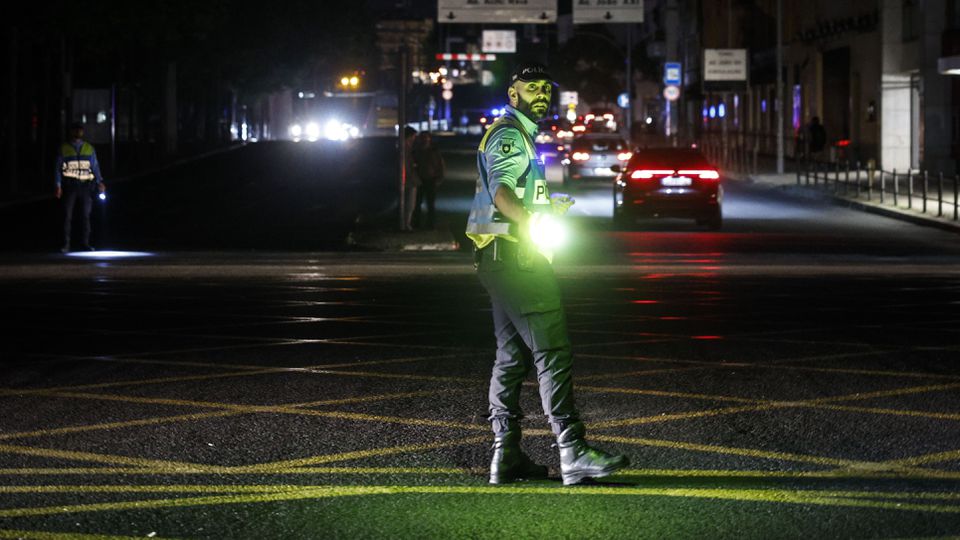 Um agente da Polícia de Segurança Pública (PSP) auxilia os automobilistas no Campo Pequeno, em Lisboa. ANTÓNIO PEDRO SANTOS/LUSA