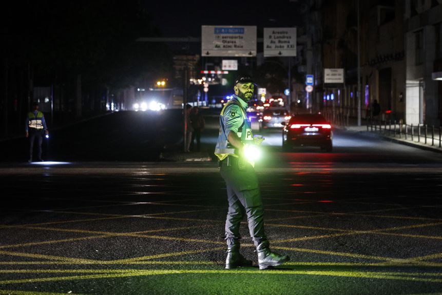 Um agente da Polícia de Segurança Pública (PSP) auxilia os automobilistas no Campo Pequeno, em Lisboa. ANTÓNIO PEDRO SANTOS/LUSA