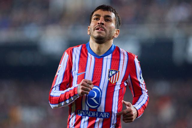 Ángel Correa corre com ar frustrado e a língua ligeiramente de fora