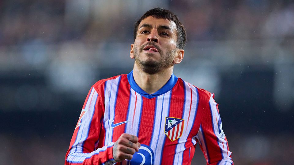 Ángel Correa corre com ar frustrado e a língua ligeiramente de fora